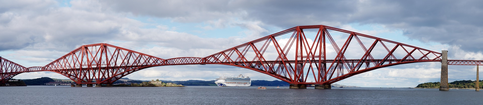 Forth Bridge bei Edinburgh mit Kreuzfahrtschiff