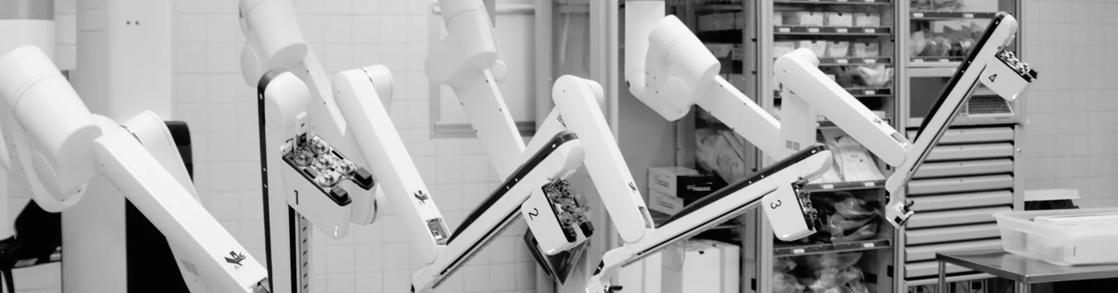 Arme eines Operationsroboters da Vinci Xi im Operationssaal