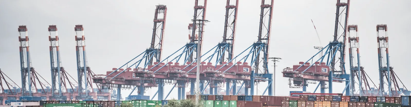 Containerbrücken und Container im Hamburger Hafen